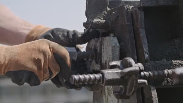 Bauarbeiter bereiten Stahlbetonformen vor — Stockvideo