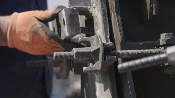 Trabajadores de la construcción preparando moldes de hormigón de acero — Vídeos de Stock