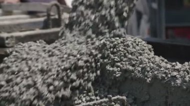 Bir inşaat yerinde büyük Çelik kalıplar içine Beton dökme işçiler