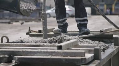 Bir inşaat yerinde büyük Çelik kalıplar içine Beton dökme işçiler