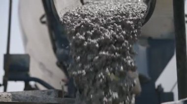 Bir inşaat yerinde büyük Çelik kalıplar içine Beton dökme işçiler