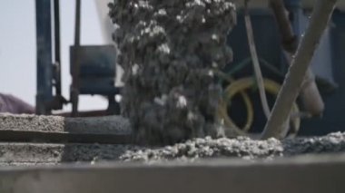 Bir inşaat yerinde büyük Çelik kalıplar içine Beton dökme işçiler