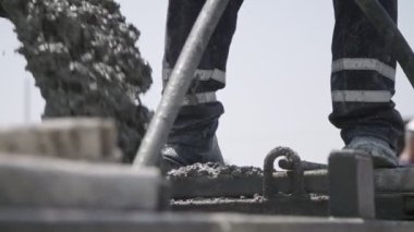 Bir inşaat yerinde büyük Çelik kalıplar içine Beton dökme işçiler