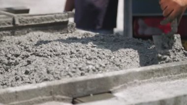 Bir inşaat yerinde büyük Çelik kalıplar içine Beton dökme işçiler