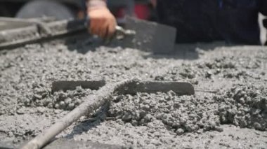 Bir inşaat yerinde büyük Çelik kalıplar içine Beton dökme işçiler