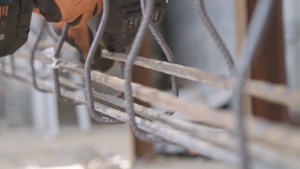 Ocelové výztuže spojující ocelové tyče pro vyztužení betonu — Stock video