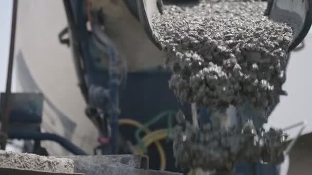 Arbeiter gießen auf einer Baustelle Beton in große Stahlformen — Stockvideo