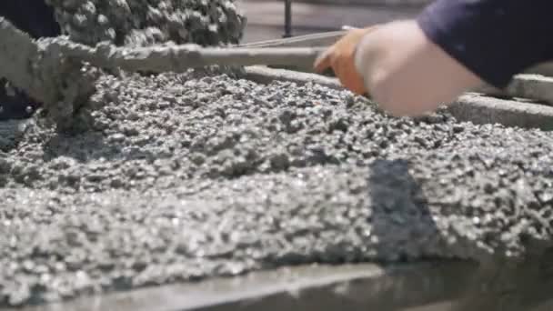 Pracownicy wylewanie betonu do dużych form stalowych na budowie — Wideo stockowe