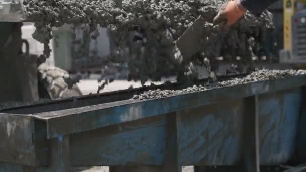 Trabajadores vertiendo hormigón en grandes moldes de acero en un sitio de construcción — Vídeos de Stock