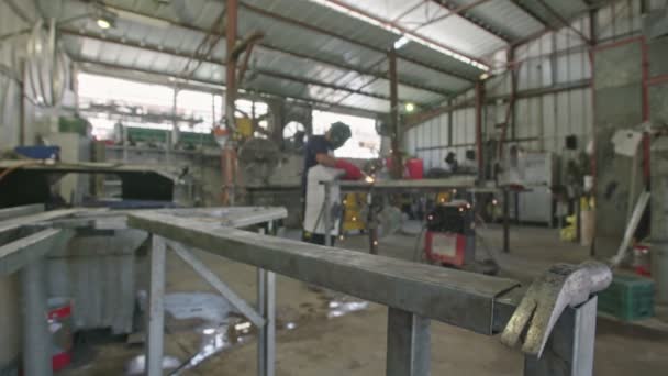 焊机焊接结构钢架的慢动作 — 图库视频影像