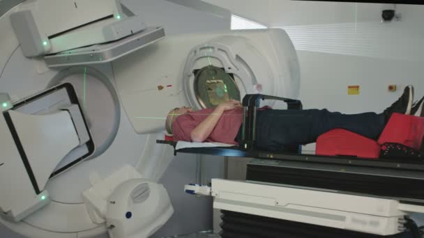 Patient erhält Strahlentherapie in einem modernen Strahlentherapieraum — Stockvideo