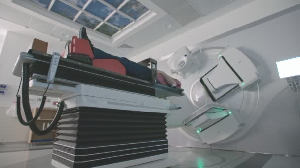 Patiënt krijgt straling therapie behandeling in een moderne radiotherapie kamer — Stockvideo