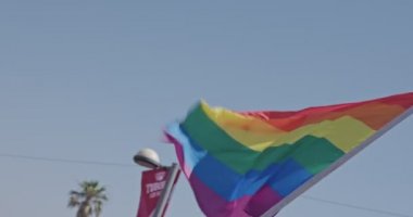 Pride Lgbt gökkuşağı bayrağı bir gurur geçit töreni sırasında yavaş hareket le el sallıyor
