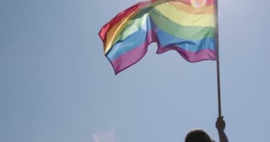 Pride Lgbt gökkuşağı bayrağı bir gurur geçit töreni sırasında yavaş hareket le el sallıyor