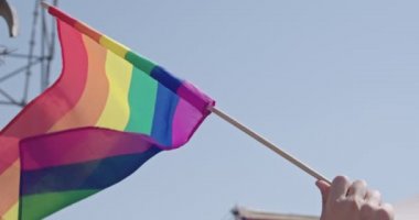 Pride Lgbt gökkuşağı bayrağı bir gurur geçit töreni sırasında yavaş hareket le el sallıyor