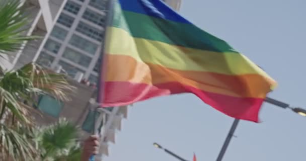 Pride LGBT regenboog vlag zwaaiende in slow motion tijdens een Pride parade — Stockvideo