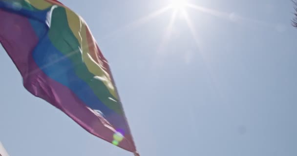 Orgullo LGBT bandera del arco iris ondeando en cámara lenta durante un desfile de orgullo — Vídeo de stock