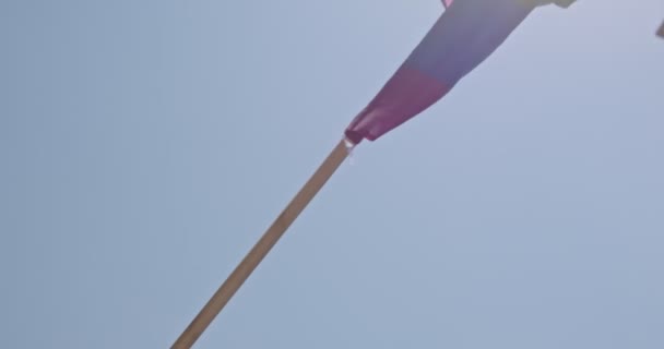 Orgullo LGBT bandera del arco iris ondeando en cámara lenta durante un desfile de orgullo — Vídeo de stock