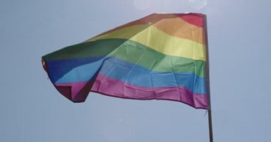 Pride Lgbt gökkuşağı bayrağı bir gurur geçit töreni sırasında yavaş hareket le el sallıyor