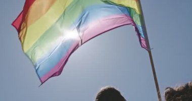 Pride Lgbt gökkuşağı bayrağı bir gurur geçit töreni sırasında yavaş hareket le el sallıyor