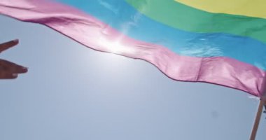 Pride Lgbt gökkuşağı bayrağı bir gurur geçit töreni sırasında yavaş hareket le el sallıyor