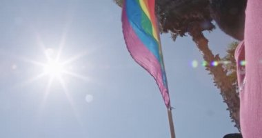 Pride Lgbt gökkuşağı bayrağı bir gurur geçit töreni sırasında yavaş hareket le el sallıyor