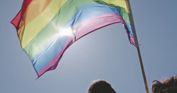 Гордість ЛГБТ прапор веселки розмахуючи в повільному русі під час параду гордості — стокове відео