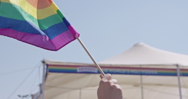 Orgulho Bandeira do arco-íris LGBT acenando em câmera lenta durante um desfile de orgulho — Vídeo de Stock