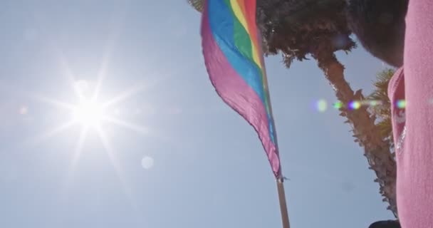 Orgoglio LGBT bandiera arcobaleno sventola al rallentatore durante una parata orgoglio — Video Stock