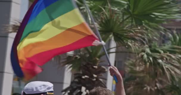 Orgullo LGBT bandera del arco iris ondeando en cámara lenta durante un desfile de orgullo — Vídeo de stock