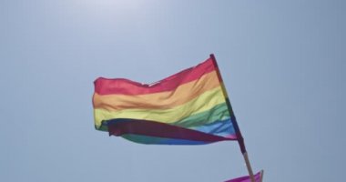 Pride Lgbt gökkuşağı bayrağı bir gurur geçit töreni sırasında yavaş hareket le el sallıyor