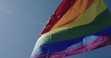 Pride Lgbt gökkuşağı bayrağı bir gurur geçit töreni sırasında yavaş hareket le el sallıyor