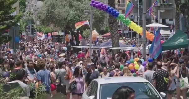 Tel Aviv, Izrael-június 14 2019. Az emberek menetelnek az éves LMBT büszkeség felvonulást — Stock videók