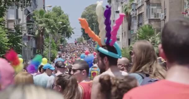 Tel Aviv, Israel - 14 de junio de 2019. Gente marchando en el desfile anual del orgullo LGBT — Vídeo de stock