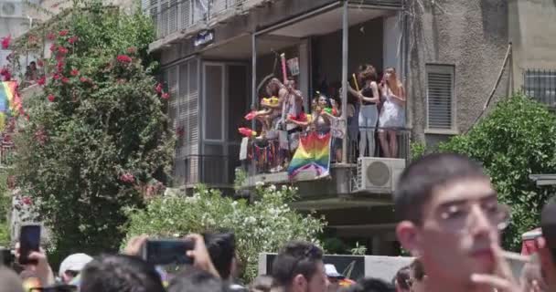 Tel Aviv, Izrael-Červen 14 2019. Lidé pochodující na každoroční LGBT Pride přehlídce — Stock video