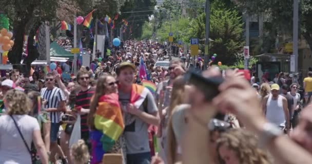 Tel Aviv, Israele - 14 giugno 2019. Le persone che marciano nella parata annuale dell'orgoglio LGBT — Video Stock