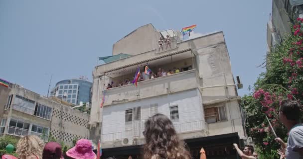 Tel Aviv, Izrael-Červen 14 2019. Lidé Slavní v LGBT Pride přehlídce — Stock video