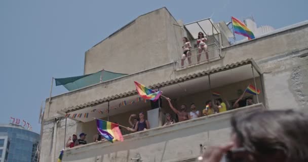 Тель-Авив, Израиль - 14 июня 2019 года. Люди, празднующие парад ЛГБТ-гордости — стоковое видео