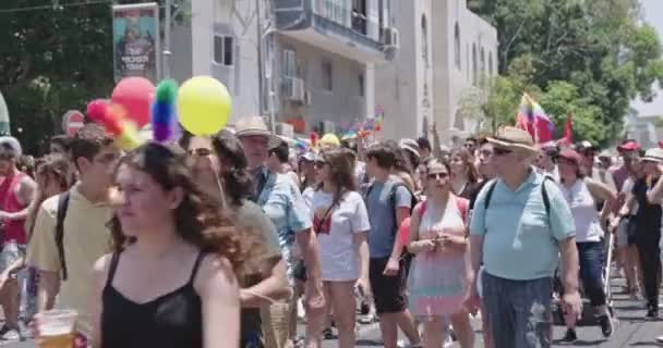 Тель-Авів, Ізраїль-Червень 14 2019. Люди, що йдуть у щорічному параді ЛГБТ-параду — стокове відео