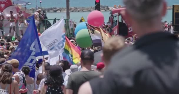 Tel Aviv, Israel - 14 de junho de 2019. Pessoas marchando no desfile anual do orgulho LGBT — Vídeo de Stock