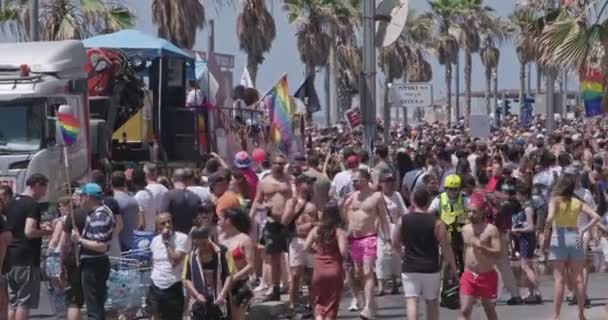 Tel Aviv, Izrael-Červen 14 2019. Lidé pochodující na každoroční LGBT Pride přehlídce — Stock video