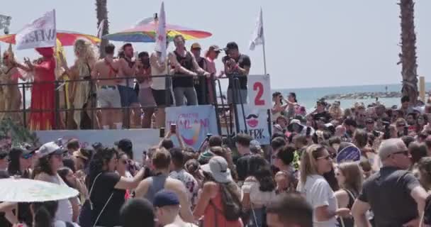 Τελ Αβίβ, Ισραήλ-Ιούνιος 14 2019. Άνθρωποι που προελαύνουν στην ετήσια παρέλαση των ΛΟΑΤ — Αρχείο Βίντεο