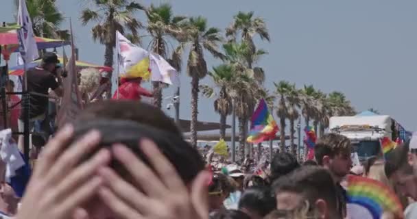 Tel Aviv, Israel - 14 de junio de 2019. Gente marchando en el desfile anual del orgullo LGBT — Vídeo de stock