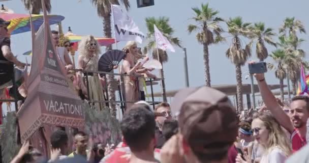 Tel Aviv, Israel - 14 de junio de 2019. Gente marchando en el desfile anual del orgullo LGBT — Vídeo de stock