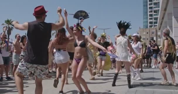 Tel Aviv, Israel-juni 14 2019. Personer som dansar i den årliga hbt Pride Parade — Stockvideo