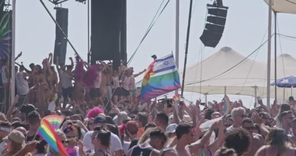 Tel Aviv, Israël - 14 juin 2019. Les gens dansent lors du défilé annuel de la fierté LGBT — Video