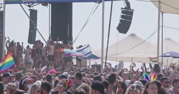 Tel Awiw, Izrael-14 2019 czerwca. Ludzie tańczą w corocznej parada dumy LGBT — Wideo stockowe