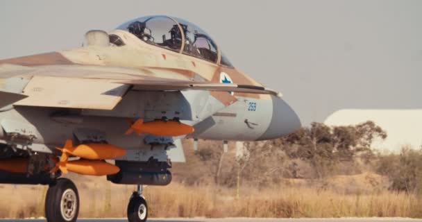 Die F-15 der israelischen Luftwaffe rollte vor dem Start auf der Landebahn — Stockvideo