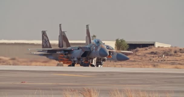 Fuerza Aérea Israelí F-15 circulando en la pista antes del despegue — Vídeo de stock