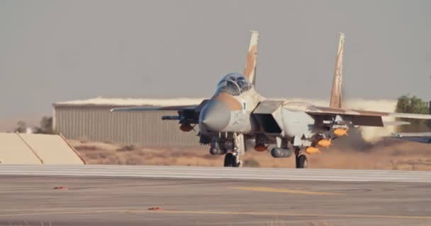 Israeliska flygvapnet F-15 taxning på landningsbanan innan start — Stockvideo